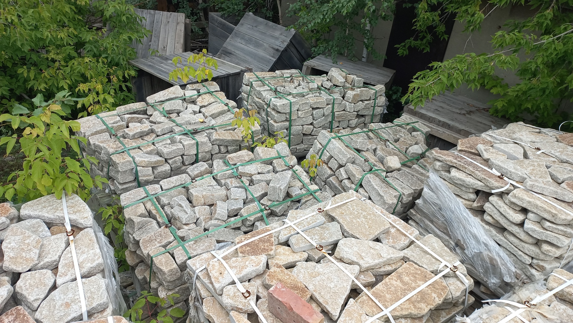 Плитняк галтованный гранитный для ландшафтного дизайна купить в Октябрьском