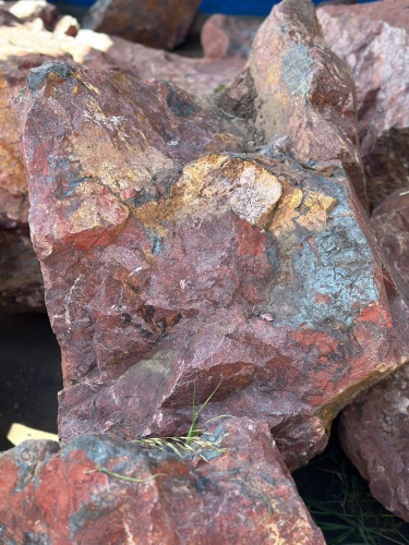 Камни для ландшафтного дизайна красно-фиолетовые 10-60 килограмм купить в Октябрьском