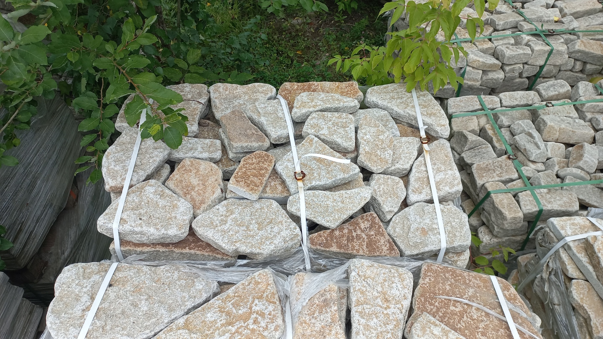 Плитняк галтованный гранитный для ландшафтного дизайна купить в Октябрьском