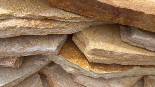 Плитняк златолит жёлтый золотистый для отмостки купить в Октябрьском