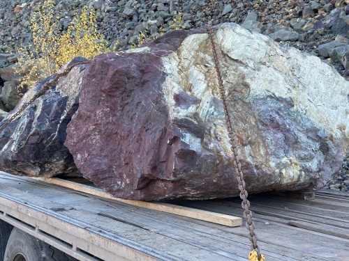 Огромные красно-фиолетовые валуны для ландшафтного дизайна весом более 5 тонн купить в Октябрьском