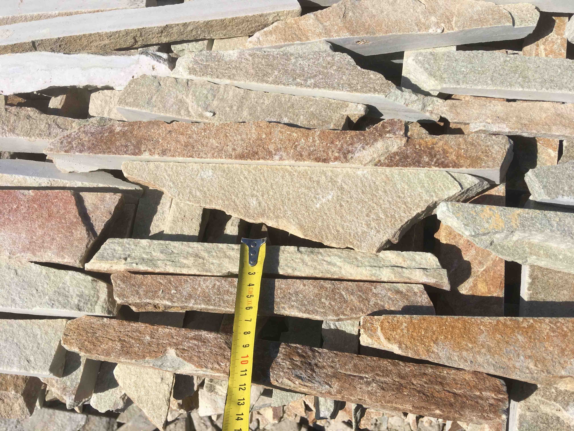 Горбушка златолит золотистый для облицовки купить в Октябрьском