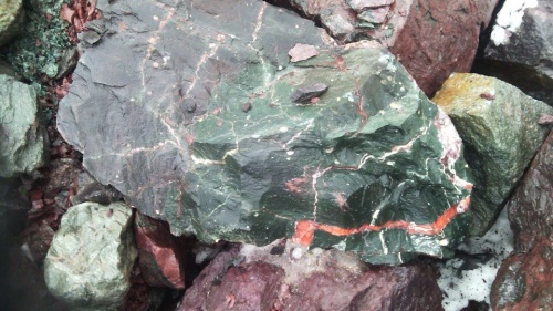 Гигантские зелёные валуны для ландшафтного дизайна весом более 5 тонн купить в Октябрьском