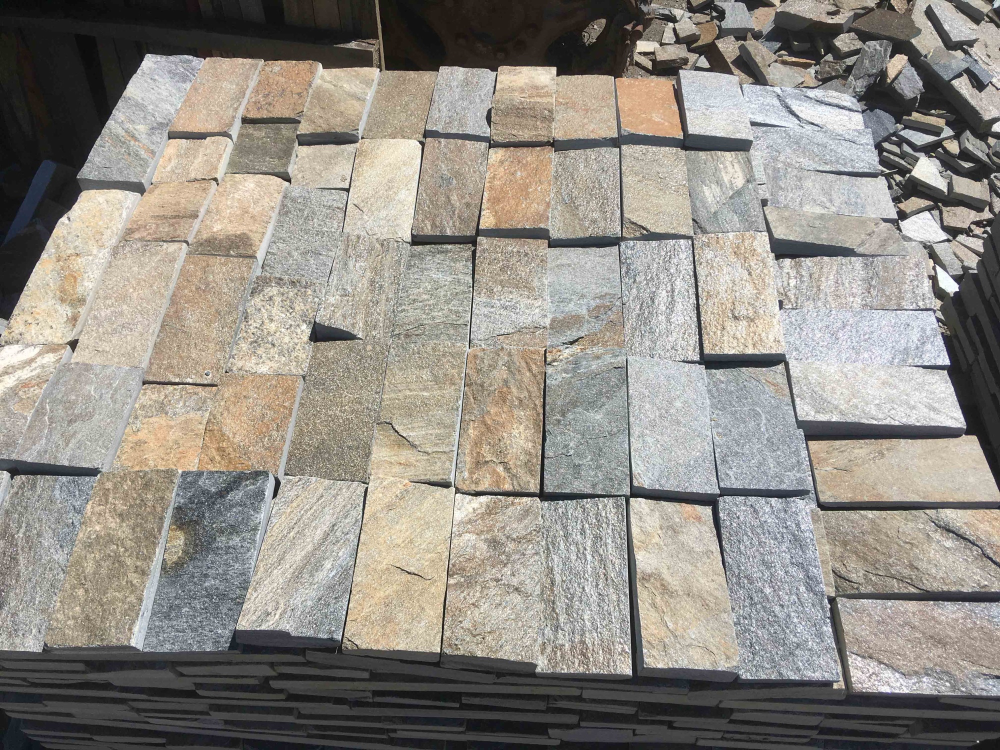 Плитка пилёная златолит Уральский для фасада купить в Октябрьском