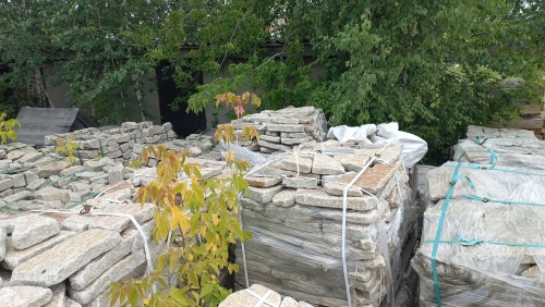 Плитняк галтованный гранитный для ландшафтного дизайна купить в Октябрьском