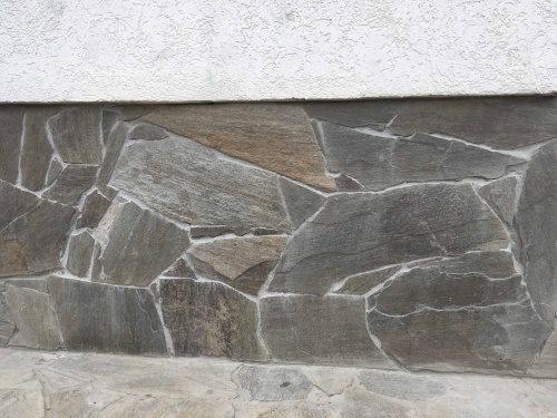 Плитняк златолит Уральский для цоколя, отмостки купить в Октябрьском