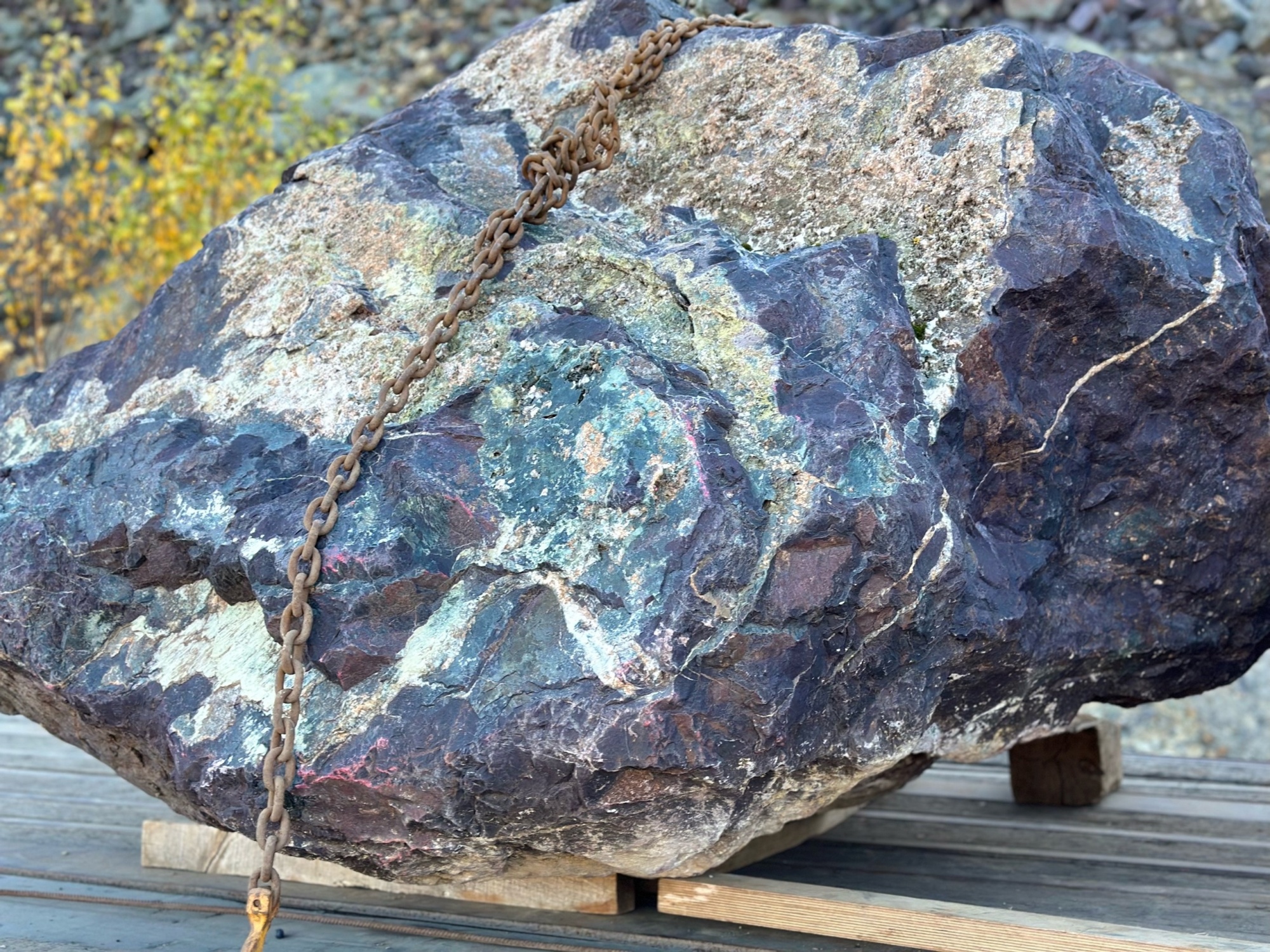 Огромные красно-фиолетовые валуны для ландшафтного дизайна весом более 5 тонн купить в Октябрьском