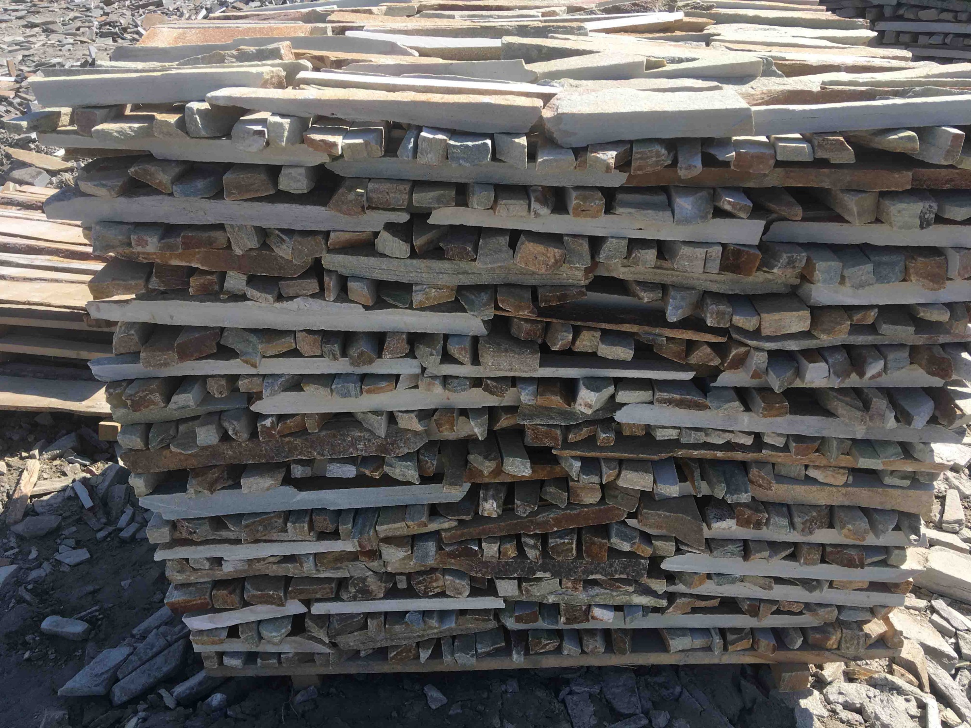 Горбушка златолит золотистый для облицовки купить в Октябрьском