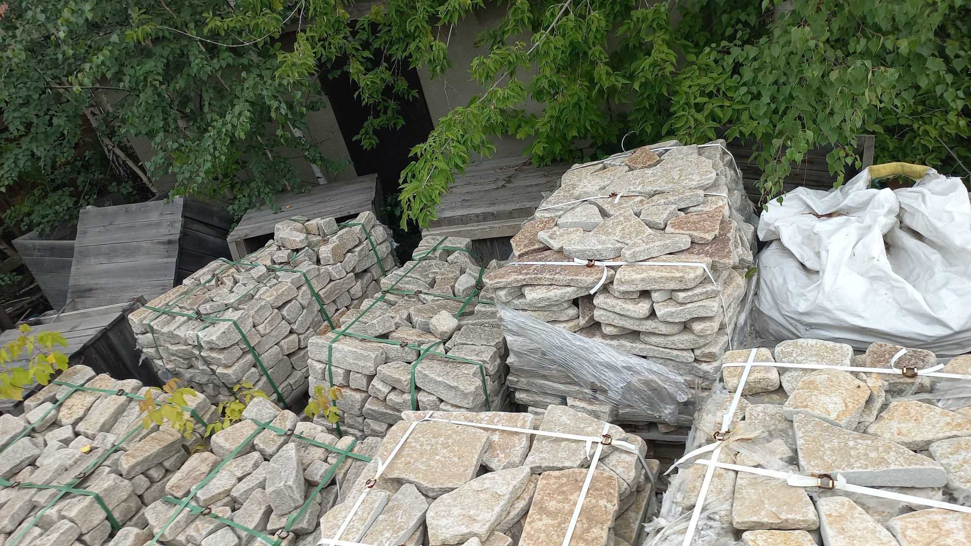 Плитняк гранитный галтованный купить в Октябрьском