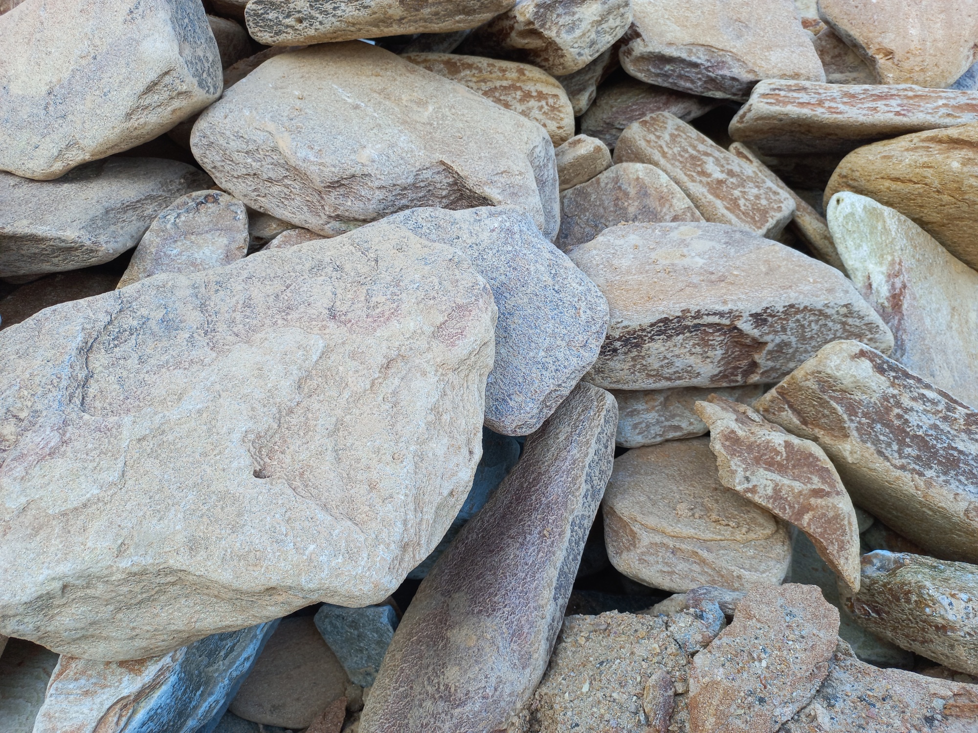 Златолит жёлтый, жёлто-зелёный глыбки и валуны для ланшафтного дизайна купить в Октябрьском