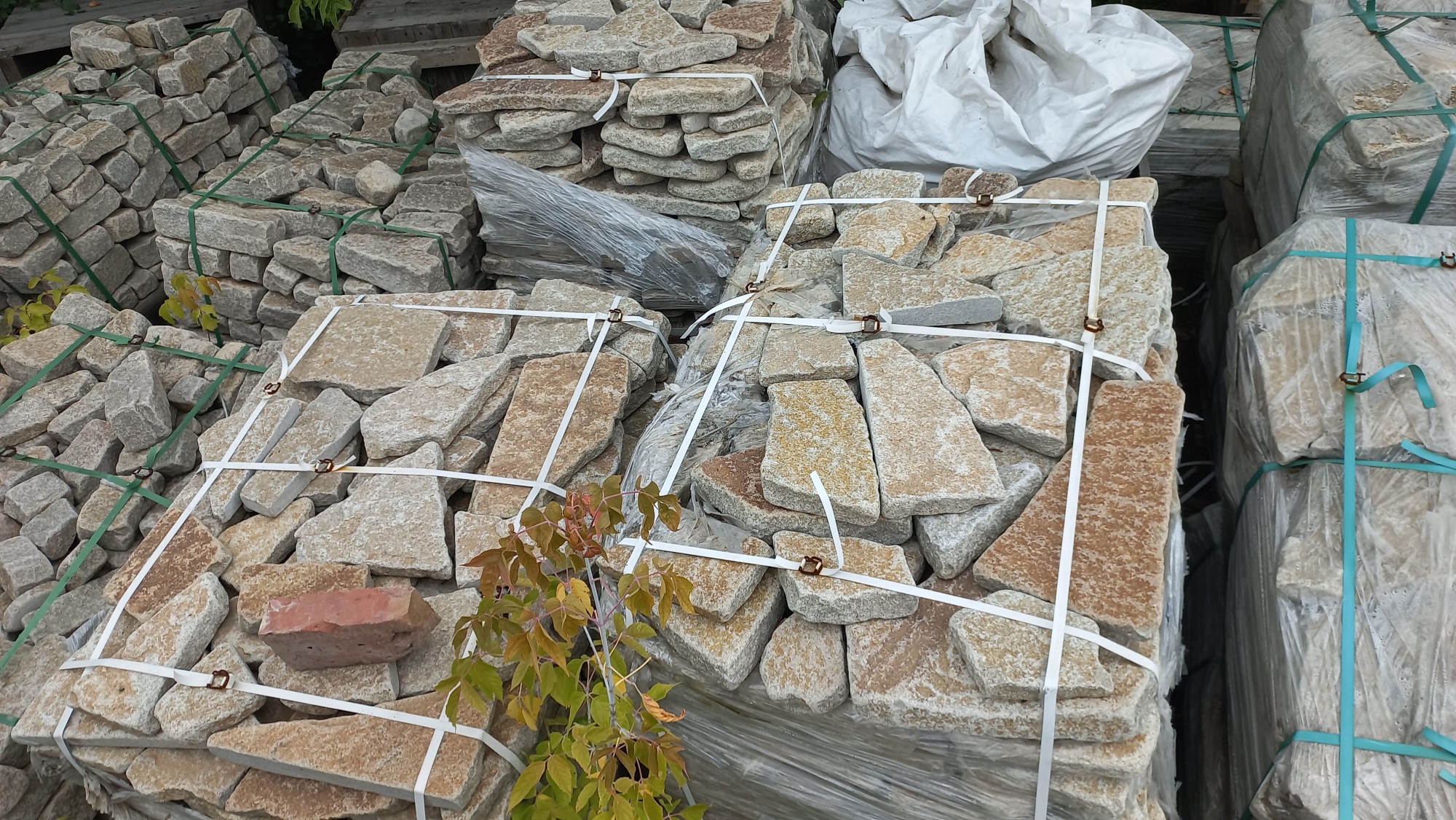 Плитняк гранитный галтованный купить в Октябрьском