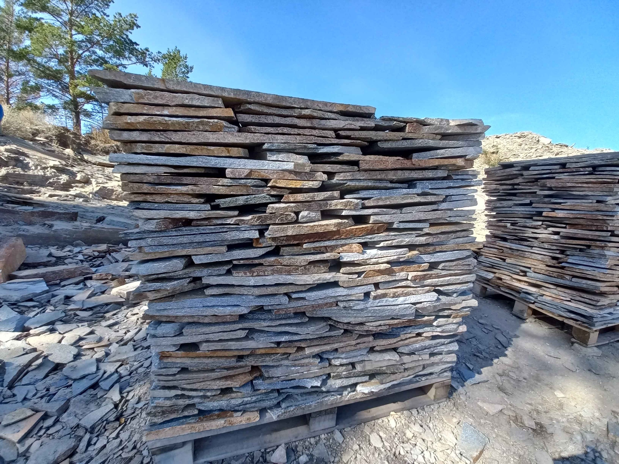 Плитняк златолит серебристый для фасада купить в Октябрьском