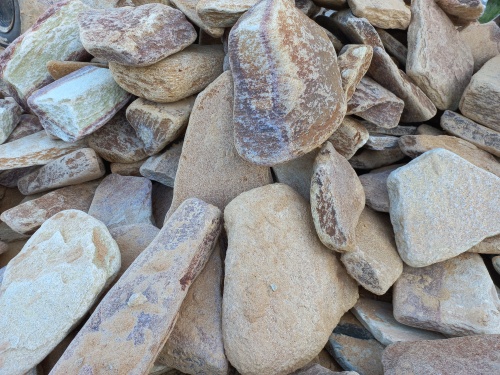 Златолит жёлтый, жёлто-зелёный глыбки и валуны для ланшафтного дизайна купить в Октябрьском