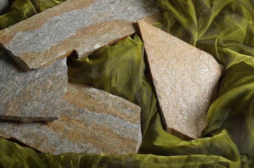 Плитняк златолит Уральский для цоколя, отмостки купить в Октябрьском