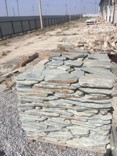 Златолит серебристый галтованный для цоколя купить в Октябрьском